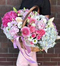 Композиция солнечный день в Турочак Цветочная композиция из Розы, Хризантемы, Пионы и Лизиантусы в корзине в Турочак