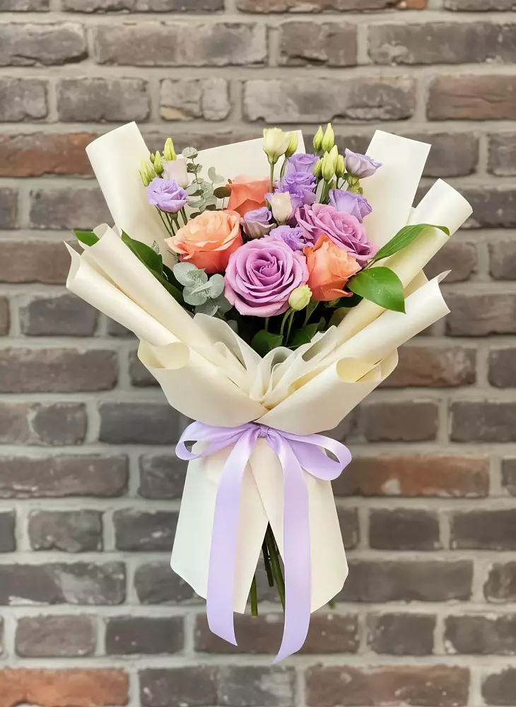 Букет цветов из: Лизиантусы и Розы в Турочак