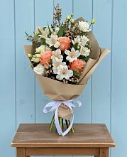 Букет цветов из:  Альстромерии, Лизиантусы, Розы и Хризантемы в Турочак