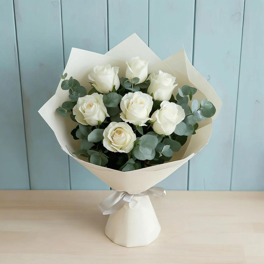 Букет Белые розы в Эвкалипте в Турочак