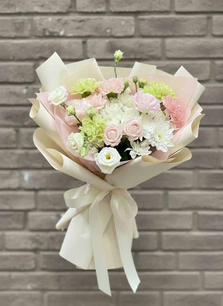 Букет цветов из: Гвоздики, Розы, Лизиантусы и Хризантемы в Турочак