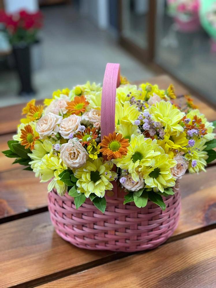 Цветочная композиция из Хризантемы и Розы в корзине в Турочак