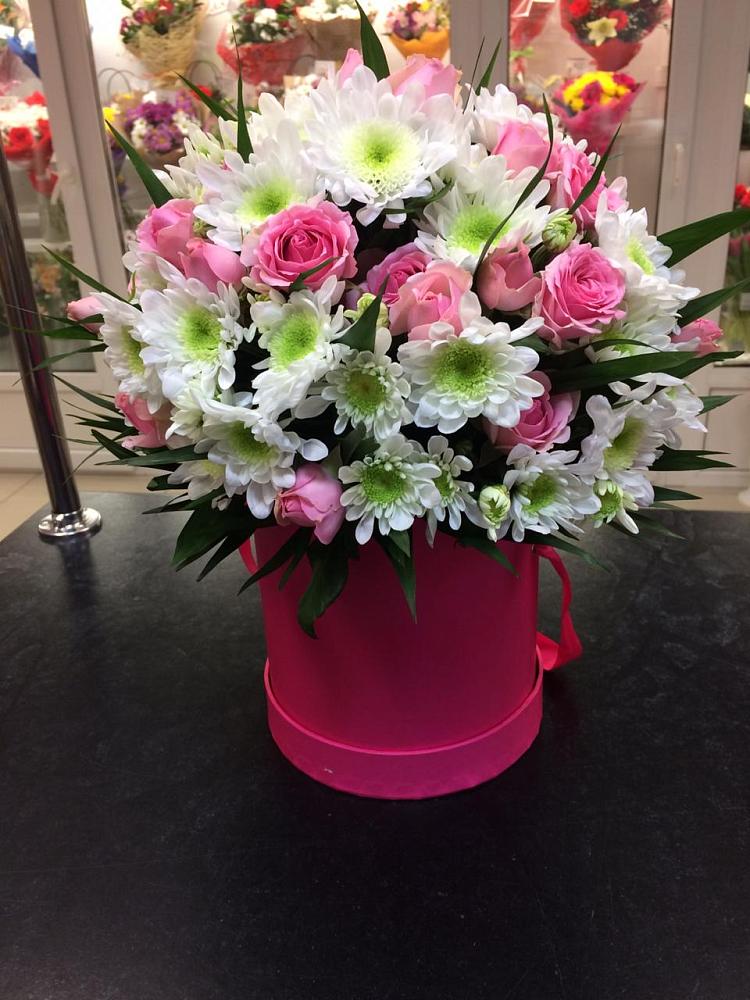 Цветочная композиция из Розы и Хризантемы в шляпной коробке в Турочак