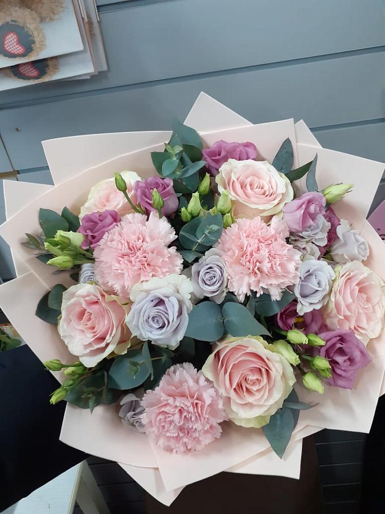 Букет цветов из: Розы, Гвоздики и Лизиантусы в Турочак